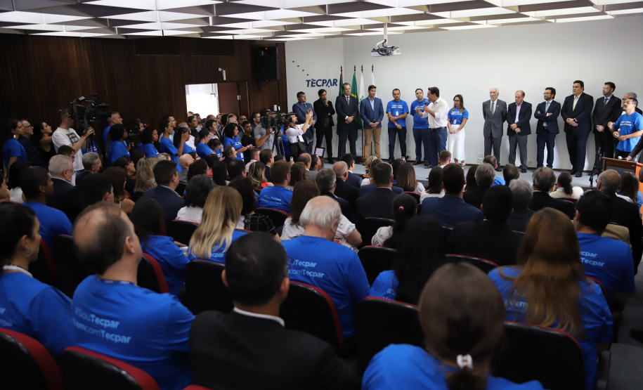 O governador Carlos Massa Ratinho Junior empossa a nova diretoria do Instituto de Tecnologia do Paraná (Tecpar). Tomam posse como diretor-presidente do Tecpar, Fabio Cammarota; diretora comercial, Danielle Portela; o diretor de Desenvolvimento Tecnológico e Inovação, Rafael Rodrigues; e diretor de Administração e Finanças, Arnaldo da Fonseca. Foto: José Fernando Ogura/ANPr