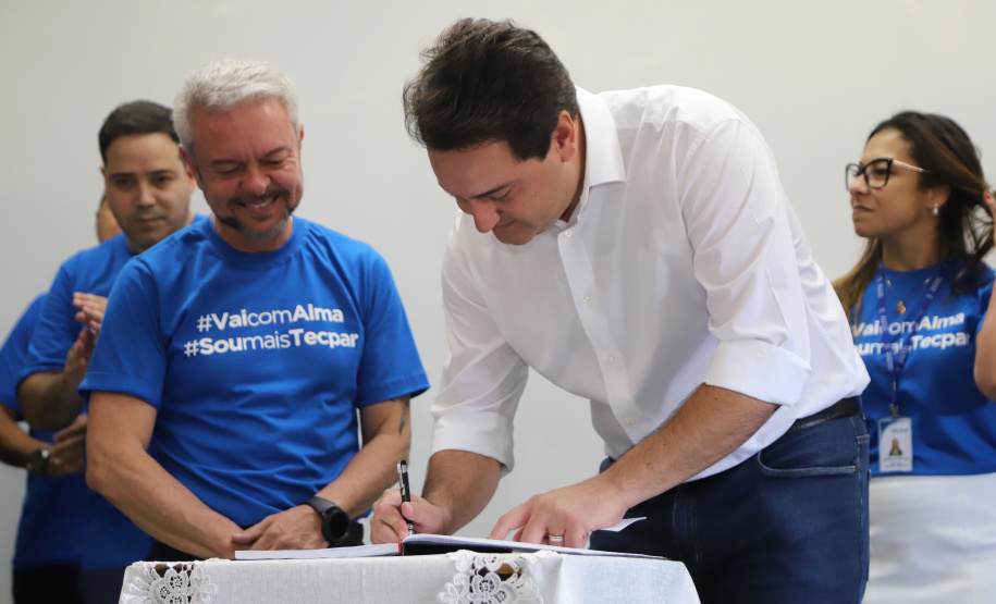 O governador Carlos Massa Ratinho Junior empossa a nova diretoria do Instituto de Tecnologia do Paraná (Tecpar). Tomam posse como diretor-presidente do Tecpar, Fabio Cammarota; diretora comercial, Danielle Portela; o diretor de Desenvolvimento Tecnológico e Inovação, Rafael Rodrigues; e diretor de Administração e Finanças, Arnaldo da Fonseca. Foto: José Fernando Ogura/ANPr