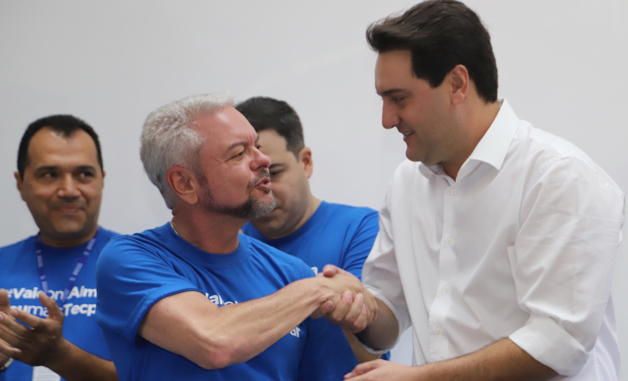 O governador Carlos Massa Ratinho Junior empossa a nova diretoria do Instituto de Tecnologia do Paraná (Tecpar). Tomam posse como diretor-presidente do Tecpar, Fabio Cammarota; diretora comercial, Danielle Portela; o diretor de Desenvolvimento Tecnológico e Inovação, Rafael Rodrigues; e diretor de Administração e Finanças, Arnaldo da Fonseca. Foto: José Fernando Ogura/ANPr
