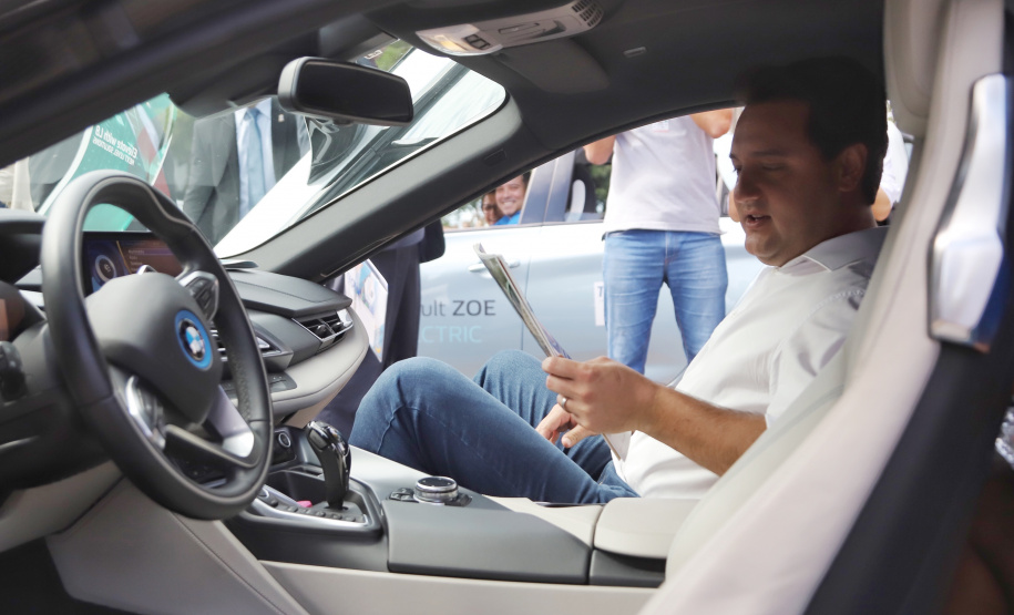 O governador Carlos Massa Ratinho Junior empossa a nova diretoria do Instituto de Tecnologia do Paraná (Tecpar). Tomam posse como diretor-presidente do Tecpar, Fabio Cammarota; diretora comercial, Danielle Portela; o diretor de Desenvolvimento Tecnológico e Inovação, Rafael Rodrigues; e diretor de Administração e Finanças, Arnaldo da Fonseca. Foto: José Fernando Ogura/ANPr