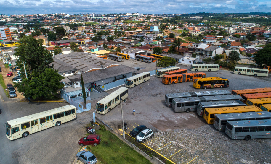 A Coordenação da Região Metropolitana de Curitiba (Comec) e a Viação Santo Ângelo, de Colombo, acabam de lançar um projeto-piloto para utilização de um novo modelo de ônibus multimodal, um veículo capaz de operar linhas comuns, aquelas com embarque convencional pelo lado direito dos ônibus, e ainda as linhas tipo Ligeirinho, com embarque em estações-tubo ou plataformas nos terminais. Colombo, 13/03/2019.
Foto: Maurilio Cheli/ANPr