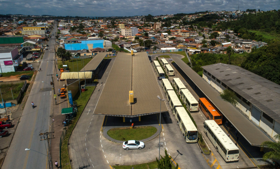 A Coordenação da Região Metropolitana de Curitiba (Comec) e a Viação Santo Ângelo, de Colombo, acabam de lançar um projeto-piloto para utilização de um novo modelo de ônibus multimodal, um veículo capaz de operar linhas comuns, aquelas com embarque convencional pelo lado direito dos ônibus, e ainda as linhas tipo Ligeirinho, com embarque em estações-tubo ou plataformas nos terminais. Colombo, 13/03/2019.
Foto: Maurilio Cheli/ANPr