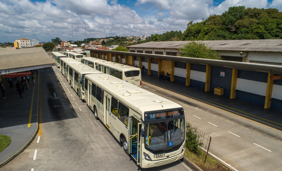 A Coordenação da Região Metropolitana de Curitiba (Comec) e a Viação Santo Ângelo, de Colombo, acabam de lançar um projeto-piloto para utilização de um novo modelo de ônibus multimodal, um veículo capaz de operar linhas comuns, aquelas com embarque convencional pelo lado direito dos ônibus, e ainda as linhas tipo Ligeirinho, com embarque em estações-tubo ou plataformas nos terminais. Colombo, 13/03/2019.
Foto: Maurilio Cheli/ANPr