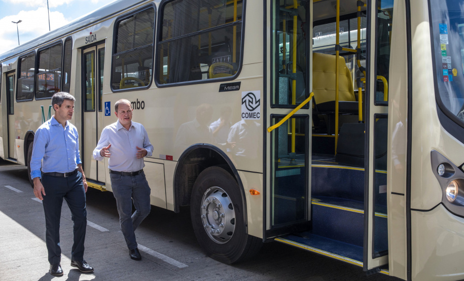 A Coordenação da Região Metropolitana de Curitiba (Comec) e a Viação Santo Ângelo, de Colombo, acabam de lançar um projeto-piloto para utilização de um novo modelo de ônibus multimodal, um veículo capaz de operar linhas comuns, aquelas com embarque convencional pelo lado direito dos ônibus, e ainda as linhas tipo Ligeirinho, com embarque em estações-tubo ou plataformas nos terminais. Colombo, 13/03/2019.
Foto: Maurilio Cheli/ANPr