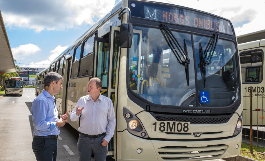A Coordenação da Região Metropolitana de Curitiba (Comec) e a Viação Santo Ângelo, de Colombo, acabam de lançar um projeto-piloto para utilização de um novo modelo de ônibus multimodal, um veículo capaz de operar linhas comuns, aquelas com embarque convencional pelo lado direito dos ônibus, e ainda as linhas tipo Ligeirinho, com embarque em estações-tubo ou plataformas nos terminais. Colombo, 13/03/2019.
Foto: Maurilio Cheli/ANPr