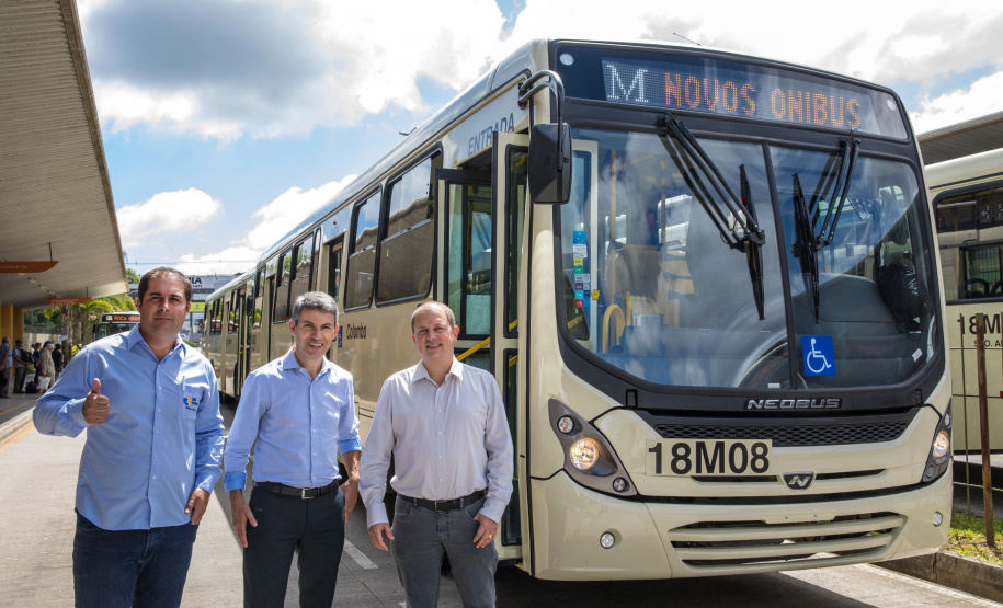 A Coordenação da Região Metropolitana de Curitiba (Comec) e a Viação Santo Ângelo, de Colombo, acabam de lançar um projeto-piloto para utilização de um novo modelo de ônibus multimodal, um veículo capaz de operar linhas comuns, aquelas com embarque convencional pelo lado direito dos ônibus, e ainda as linhas tipo Ligeirinho, com embarque em estações-tubo ou plataformas nos terminais. Colombo, 13/03/2019.
Foto: Maurilio Cheli/ANPr