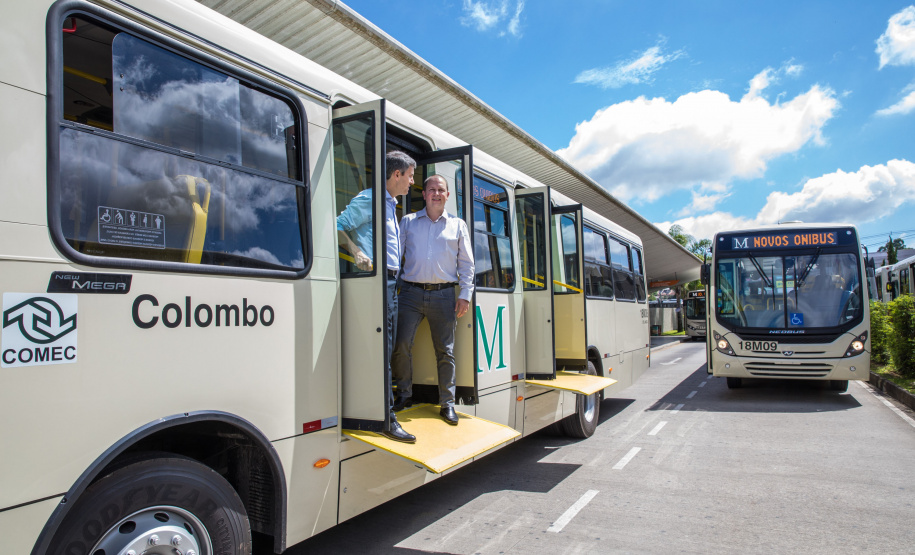 A Coordenação da Região Metropolitana de Curitiba (Comec) e a Viação Santo Ângelo, de Colombo, acabam de lançar um projeto-piloto para utilização de um novo modelo de ônibus multimodal, um veículo capaz de operar linhas comuns, aquelas com embarque convencional pelo lado direito dos ônibus, e ainda as linhas tipo Ligeirinho, com embarque em estações-tubo ou plataformas nos terminais. Colombo, 13/03/2019.
Foto: Maurilio Cheli/ANPr