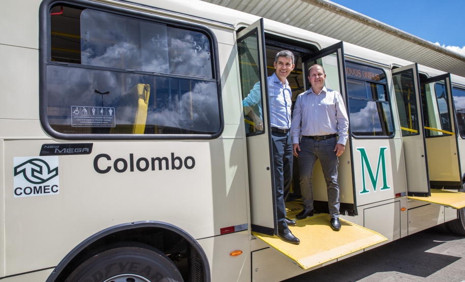 A Coordenação da Região Metropolitana de Curitiba (Comec) e a Viação Santo Ângelo, de Colombo, acabam de lançar um projeto-piloto para utilização de um novo modelo de ônibus multimodal, um veículo capaz de operar linhas comuns, aquelas com embarque convencional pelo lado direito dos ônibus, e ainda as linhas tipo Ligeirinho, com embarque em estações-tubo ou plataformas nos terminais. Colombo, 13/03/2019.
Foto: Maurilio Cheli/ANPr