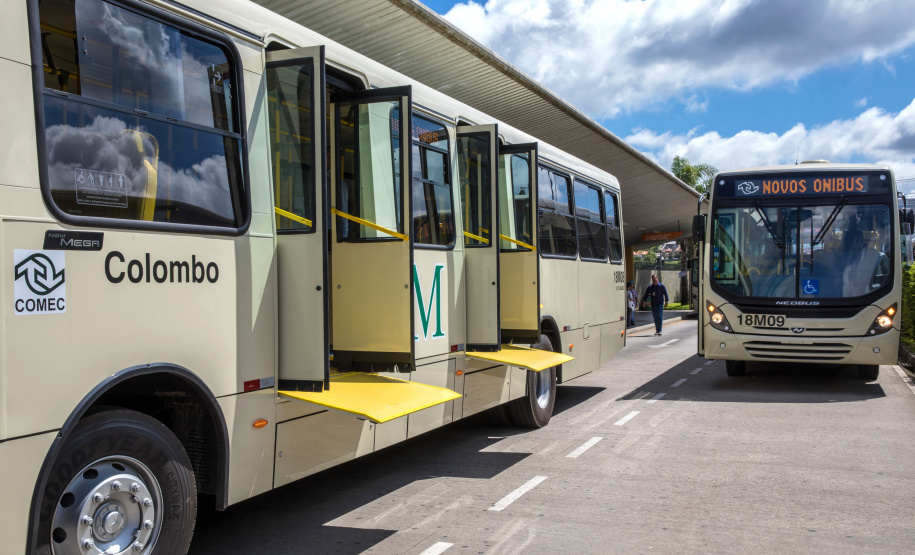 A Coordenação da Região Metropolitana de Curitiba (Comec) e a Viação Santo Ângelo, de Colombo, acabam de lançar um projeto-piloto para utilização de um novo modelo de ônibus multimodal, um veículo capaz de operar linhas comuns, aquelas com embarque convencional pelo lado direito dos ônibus, e ainda as linhas tipo Ligeirinho, com embarque em estações-tubo ou plataformas nos terminais. Colombo, 13/03/2019.
Foto: Maurilio Cheli/ANPr