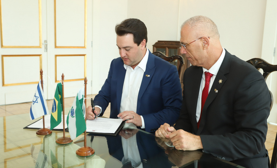 O governador Carlos Massa Ratinho Júnior e o embaixador de Israel no Brasil, Yossi Shelley, assinaram nesta quarta-feira (13) um protocolo de intenções nas áreas de ciência e tecnologia, segurança pública, agricultura, saúde, educação e reaproveitamento de água. Foto: Rodrigo Felix Leal/ANPr