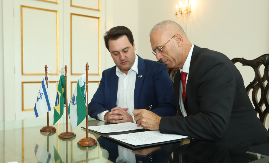O governador Carlos Massa Ratinho Júnior e o embaixador de Israel no Brasil, Yossi Shelley, assinaram nesta quarta-feira (13) um protocolo de intenções nas áreas de ciência e tecnologia, segurança pública, agricultura, saúde, educação e reaproveitamento de água. Foto: Rodrigo Felix Leal/ANPr