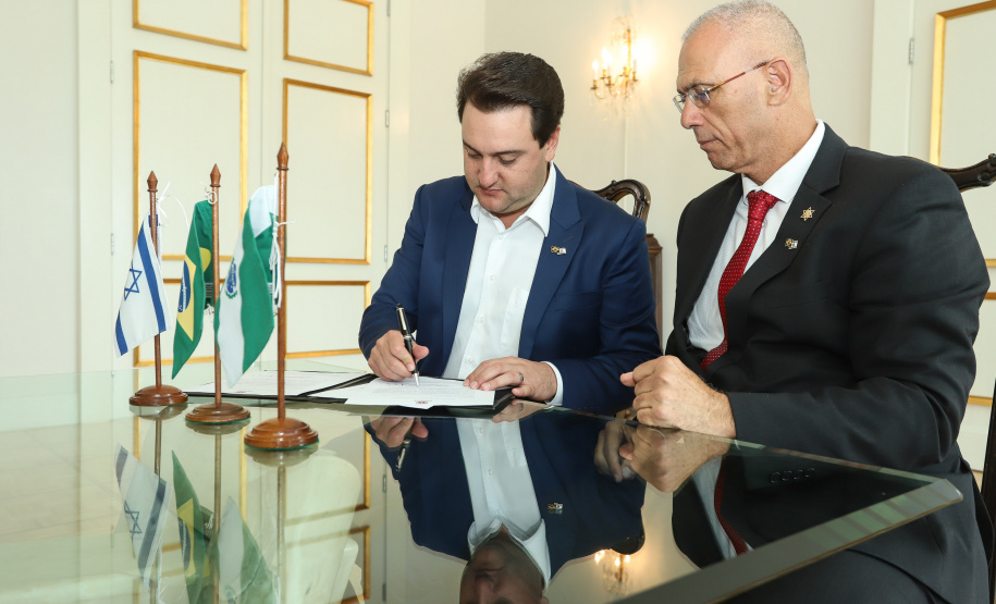 O governador Carlos Massa Ratinho Júnior e o embaixador de Israel no Brasil, Yossi Shelley, assinaram nesta quarta-feira (13) um protocolo de intenções nas áreas de ciência e tecnologia, segurança pública, agricultura, saúde, educação e reaproveitamento de água. Foto: Rodrigo Felix Leal/ANPr