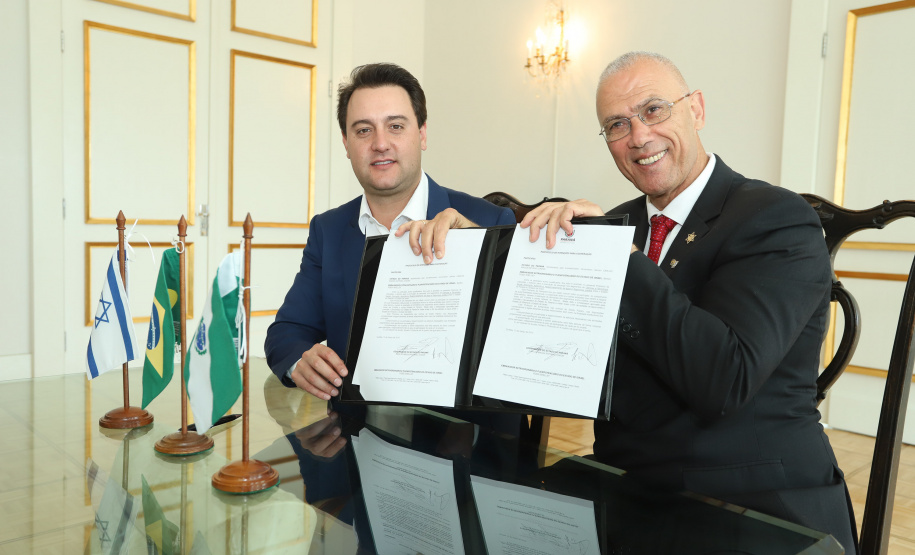 O governador Carlos Massa Ratinho Júnior e o embaixador de Israel no Brasil, Yossi Shelley, assinaram nesta quarta-feira (13) um protocolo de intenções nas áreas de ciência e tecnologia, segurança pública, agricultura, saúde, educação e reaproveitamento de água. Foto: Rodrigo Felix Leal/ANPr