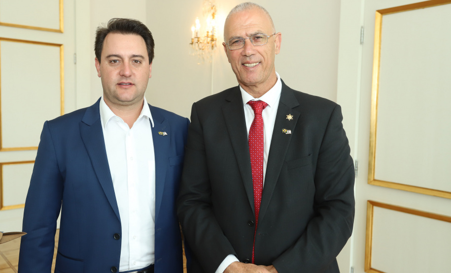 O governador Carlos Massa Ratinho Júnior e o embaixador de Israel no Brasil, Yossi Shelley, assinaram nesta quarta-feira (13) um protocolo de intenções nas áreas de ciência e tecnologia, segurança pública, agricultura, saúde, educação e reaproveitamento de água. Foto: Rodrigo Felix Leal/ANPr