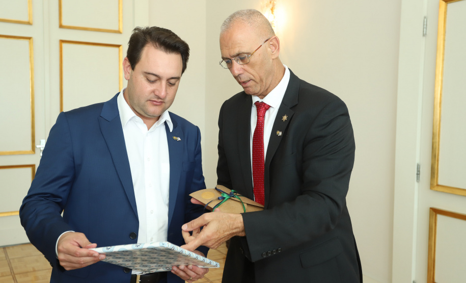 O governador Carlos Massa Ratinho Júnior e o embaixador de Israel no Brasil, Yossi Shelley, assinaram nesta quarta-feira (13) um protocolo de intenções nas áreas de ciência e tecnologia, segurança pública, agricultura, saúde, educação e reaproveitamento de água. Foto: Rodrigo Felix Leal/ANPr