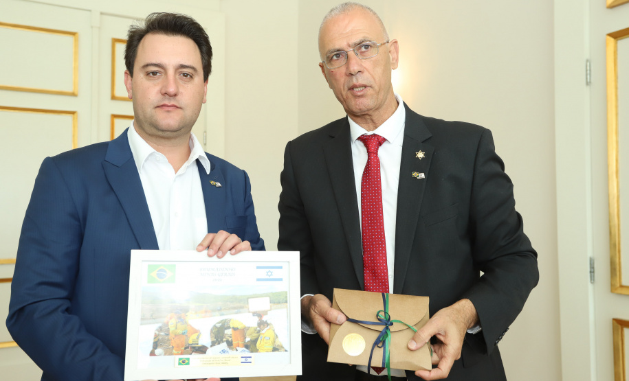 O governador Carlos Massa Ratinho Júnior e o embaixador de Israel no Brasil, Yossi Shelley, assinaram nesta quarta-feira (13) um protocolo de intenções nas áreas de ciência e tecnologia, segurança pública, agricultura, saúde, educação e reaproveitamento de água. Foto: Rodrigo Felix Leal/ANPr