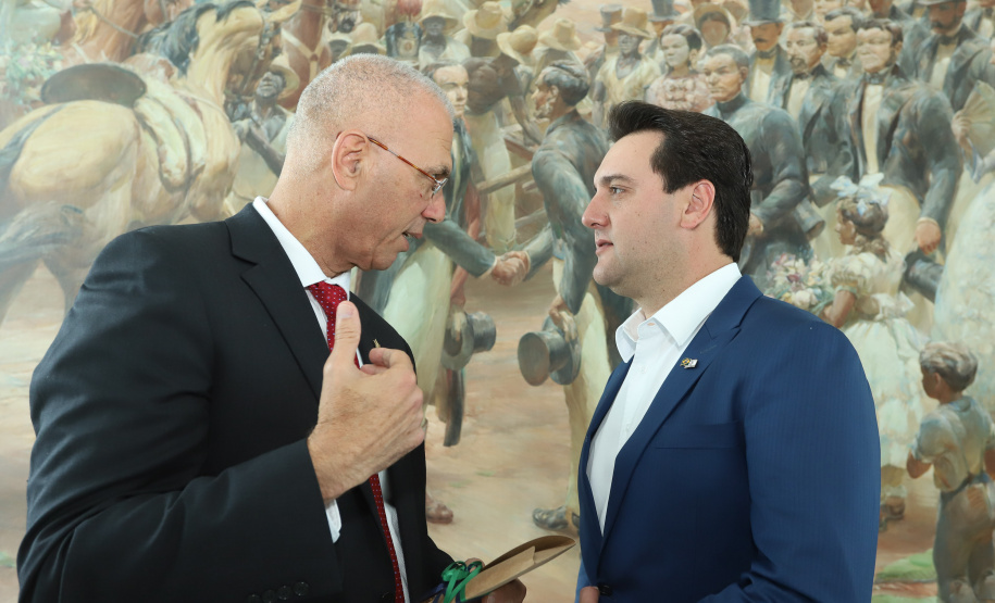 O governador Carlos Massa Ratinho Júnior e o embaixador de Israel no Brasil, Yossi Shelley, assinaram nesta quarta-feira (13) um protocolo de intenções nas áreas de ciência e tecnologia, segurança pública, agricultura, saúde, educação e reaproveitamento de água. Foto: Rodrigo Felix Leal/ANPr