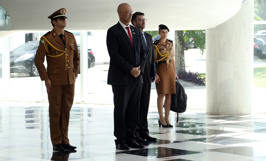 O governador Carlos Massa Ratinho Júnior e o embaixador de Israel no Brasil, Yossi Shelley, assinaram nesta quarta-feira (13) um protocolo de intenções nas áreas de ciência e tecnologia, segurança pública, agricultura, saúde, educação e reaproveitamento de água. O governador recebeu o embaixador no Palácio Iguaçu. Foto: Gilson Abreu/ANPr