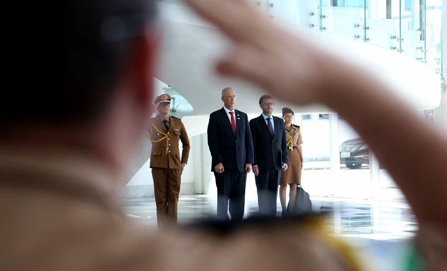 O governador Carlos Massa Ratinho Júnior e o embaixador de Israel no Brasil, Yossi Shelley, assinaram nesta quarta-feira (13) um protocolo de intenções nas áreas de ciência e tecnologia, segurança pública, agricultura, saúde, educação e reaproveitamento de água. O governador recebeu o embaixador no Palácio Iguaçu. Foto: Gilson Abreu/ANPr