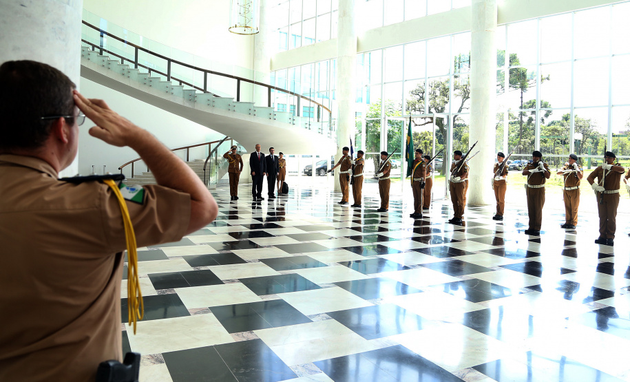 O governador Carlos Massa Ratinho Júnior e o embaixador de Israel no Brasil, Yossi Shelley, assinaram nesta quarta-feira (13) um protocolo de intenções nas áreas de ciência e tecnologia, segurança pública, agricultura, saúde, educação e reaproveitamento de água. O governador recebeu o embaixador no Palácio Iguaçu. Foto: Gilson Abreu/ANPr