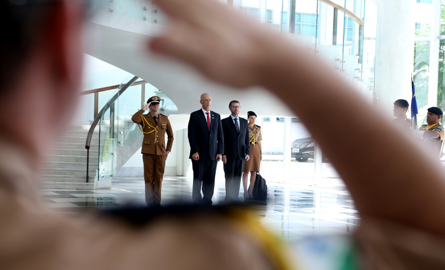 O governador Carlos Massa Ratinho Júnior e o embaixador de Israel no Brasil, Yossi Shelley, assinaram nesta quarta-feira (13) um protocolo de intenções nas áreas de ciência e tecnologia, segurança pública, agricultura, saúde, educação e reaproveitamento de água. O governador recebeu o embaixador no Palácio Iguaçu. Foto: Gilson Abreu/ANPr