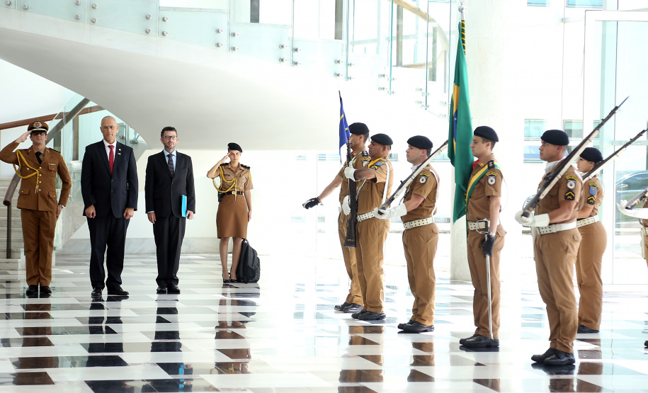 O governador Carlos Massa Ratinho Júnior e o embaixador de Israel no Brasil, Yossi Shelley, assinaram nesta quarta-feira (13) um protocolo de intenções nas áreas de ciência e tecnologia, segurança pública, agricultura, saúde, educação e reaproveitamento de água. O governador recebeu o embaixador no Palácio Iguaçu. Foto: Gilson Abreu/ANPr
