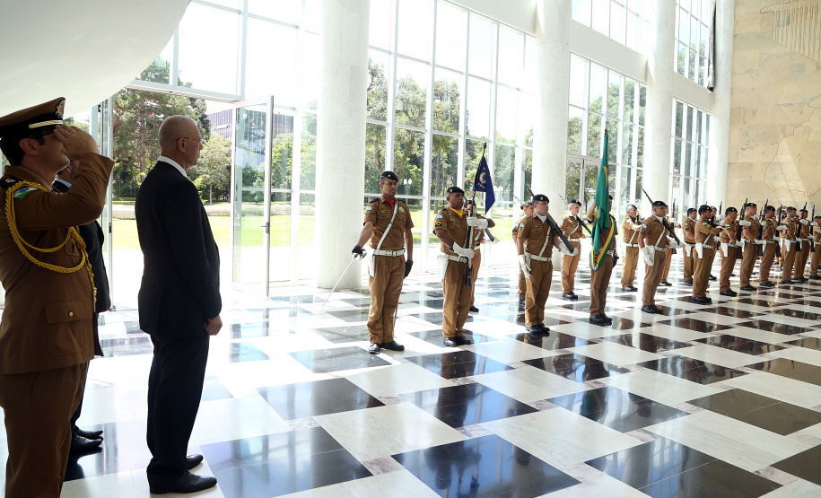 O governador Carlos Massa Ratinho Júnior e o embaixador de Israel no Brasil, Yossi Shelley, assinaram nesta quarta-feira (13) um protocolo de intenções nas áreas de ciência e tecnologia, segurança pública, agricultura, saúde, educação e reaproveitamento de água. O governador recebeu o embaixador no Palácio Iguaçu. Foto: Gilson Abreu/ANPr