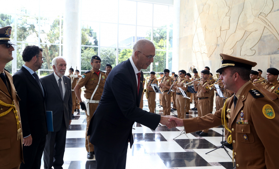 O governador Carlos Massa Ratinho Júnior e o embaixador de Israel no Brasil, Yossi Shelley, assinaram nesta quarta-feira (13) um protocolo de intenções nas áreas de ciência e tecnologia, segurança pública, agricultura, saúde, educação e reaproveitamento de água. O governador recebeu o embaixador no Palácio Iguaçu. Foto: Gilson Abreu/ANPr
