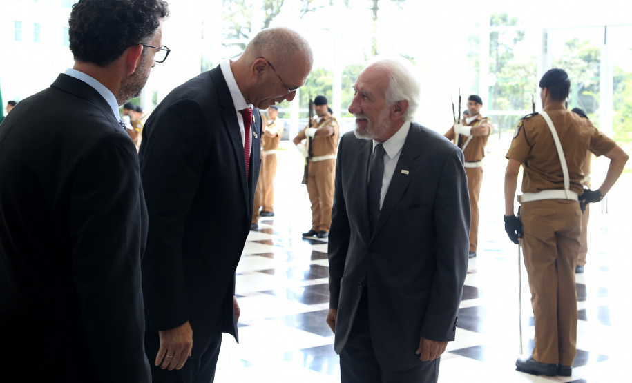 O governador Carlos Massa Ratinho Júnior e o embaixador de Israel no Brasil, Yossi Shelley, assinaram nesta quarta-feira (13) um protocolo de intenções nas áreas de ciência e tecnologia, segurança pública, agricultura, saúde, educação e reaproveitamento de água. O governador recebeu o embaixador no Palácio Iguaçu. Foto: Gilson Abreu/ANPr