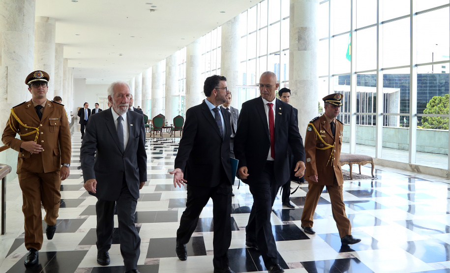 O governador Carlos Massa Ratinho Júnior e o embaixador de Israel no Brasil, Yossi Shelley, assinaram nesta quarta-feira (13) um protocolo de intenções nas áreas de ciência e tecnologia, segurança pública, agricultura, saúde, educação e reaproveitamento de água. O governador recebeu o embaixador no Palácio Iguaçu. Foto: Gilson Abreu/ANPr