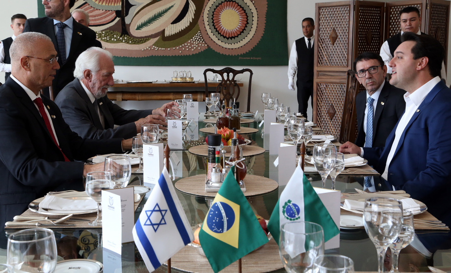 O governador Carlos Massa Ratinho Júnior e o embaixador de Israel no Brasil, Yossi Shelley, assinaram nesta quarta-feira (13) um protocolo de intenções nas áreas de ciência e tecnologia, segurança pública, agricultura, saúde, educação e reaproveitamento de água. O governador recebeu o embaixador no Palácio Iguaçu. Foto: Gilson Abreu/ANPr