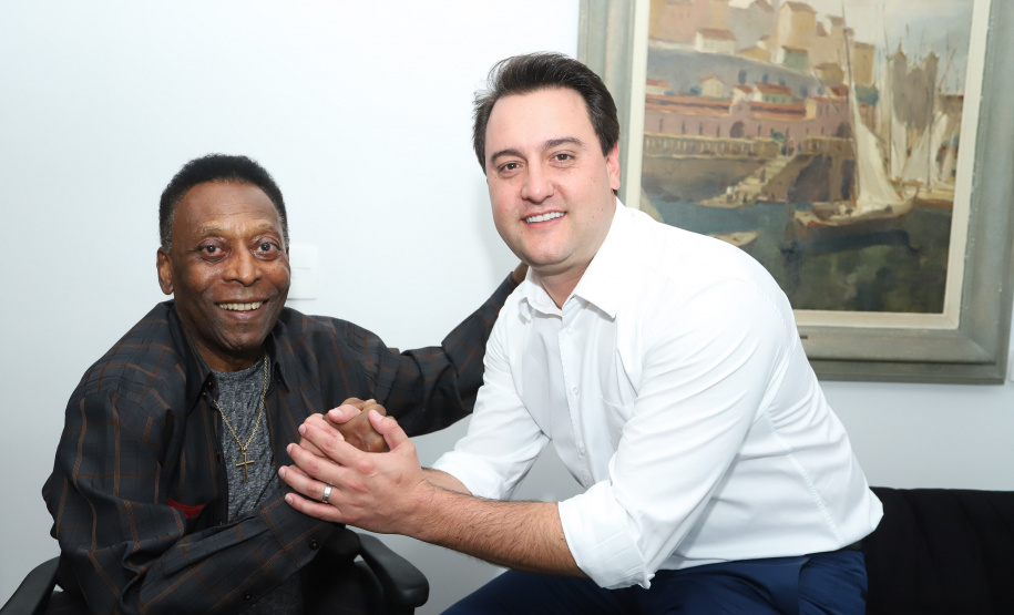 O governador Carlos Massa Ratinho Junior recebeu nesta quarta-feira (13), no Palácio Iguaçu, o campeão mundial de futebol Pelé. No evento, que contou com a presença de estudantes, atletas e ex-atletas, foram lançados a campanha Imposto Amigo do Esporte, do Governo do Estado, e o programa Esportivo Lúdico Educacional, de iniciativa de Pelé. - Curitiba, 13/03/2019 - Foto: Rodrigo Félix Leal/ANPr