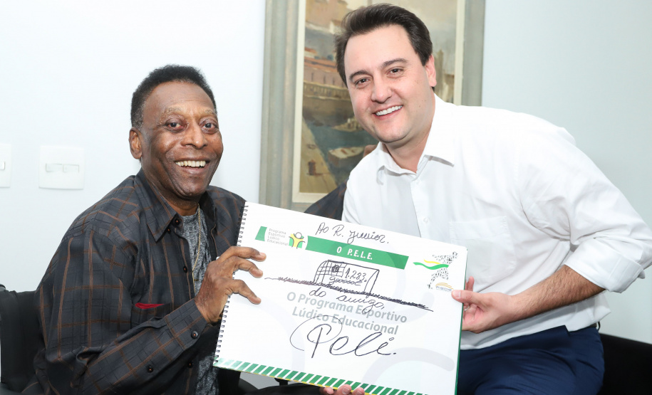 O governador Carlos Massa Ratinho Junior recebeu nesta quarta-feira (13), no Palácio Iguaçu, o campeão mundial de futebol Pelé. No evento, que contou com a presença de estudantes, atletas e ex-atletas, foram lançados a campanha Imposto Amigo do Esporte, do Governo do Estado, e o programa Esportivo Lúdico Educacional, de iniciativa de Pelé. - Curitiba, 13/03/2019 - Foto: Rodrigo Félix Leal/ANPr
