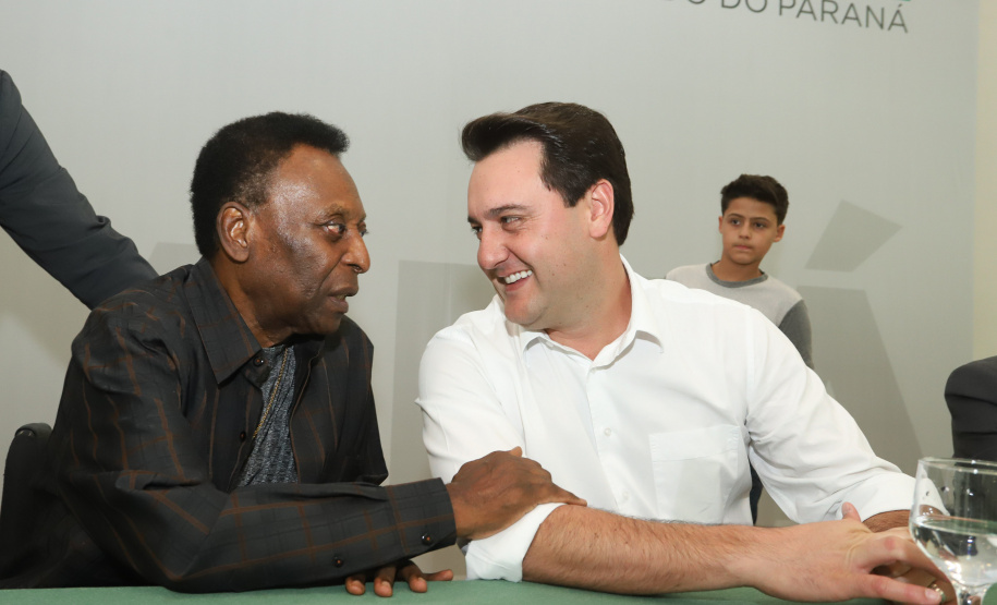 O governador Carlos Massa Ratinho Junior recebeu nesta quarta-feira (13), no Palácio Iguaçu, o campeão mundial de futebol Pelé. No evento, que contou com a presença de estudantes, atletas e ex-atletas, foram lançados a campanha Imposto Amigo do Esporte, do Governo do Estado, e o programa Esportivo Lúdico Educacional, de iniciativa de Pelé. - Curitiba, 13/03/2019 - Foto: Rodrigo Félix Leal/ANPr