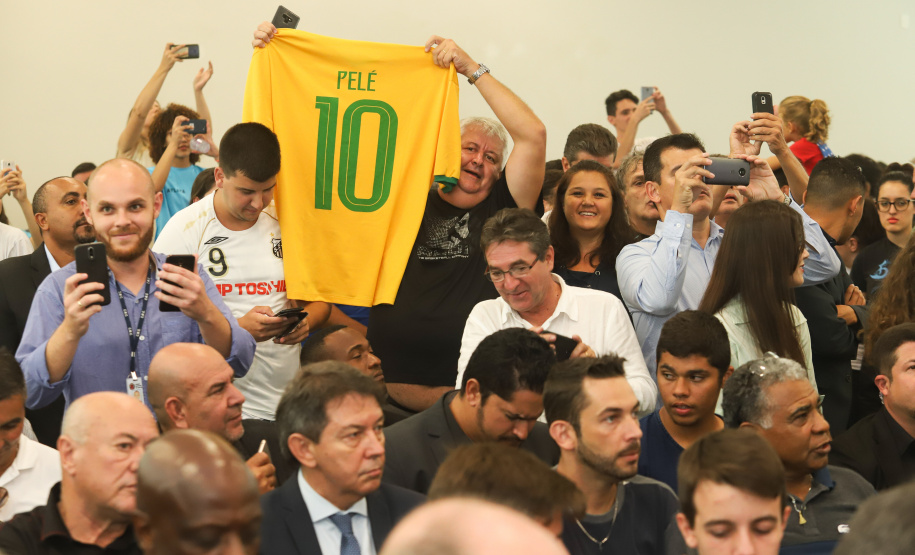 O governador Carlos Massa Ratinho Junior recebeu nesta quarta-feira (13), no Palácio Iguaçu, o campeão mundial de futebol Pelé. No evento, que contou com a presença de estudantes, atletas e ex-atletas, foram lançados a campanha Imposto Amigo do Esporte, do Governo do Estado, e o programa Esportivo Lúdico Educacional, de iniciativa de Pelé. - Curitiba, 13/03/2019 - Foto: Rodrigo Félix Leal/ANPr