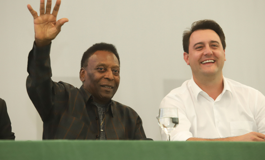 O governador Carlos Massa Ratinho Junior recebeu nesta quarta-feira (13), no Palácio Iguaçu, o campeão mundial de futebol Pelé. No evento, que contou com a presença de estudantes, atletas e ex-atletas, foram lançados a campanha Imposto Amigo do Esporte, do Governo do Estado, e o programa Esportivo Lúdico Educacional, de iniciativa de Pelé. - Curitiba, 13/03/2019 - Foto: Rodrigo Félix Leal/ANPr