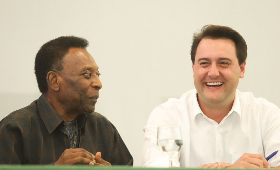 O governador Carlos Massa Ratinho Junior recebeu nesta quarta-feira (13), no Palácio Iguaçu, o campeão mundial de futebol Pelé. No evento, que contou com a presença de estudantes, atletas e ex-atletas, foram lançados a campanha Imposto Amigo do Esporte, do Governo do Estado, e o programa Esportivo Lúdico Educacional, de iniciativa de Pelé. - Curitiba, 13/03/2019 - Foto: Rodrigo Félix Leal/ANPr