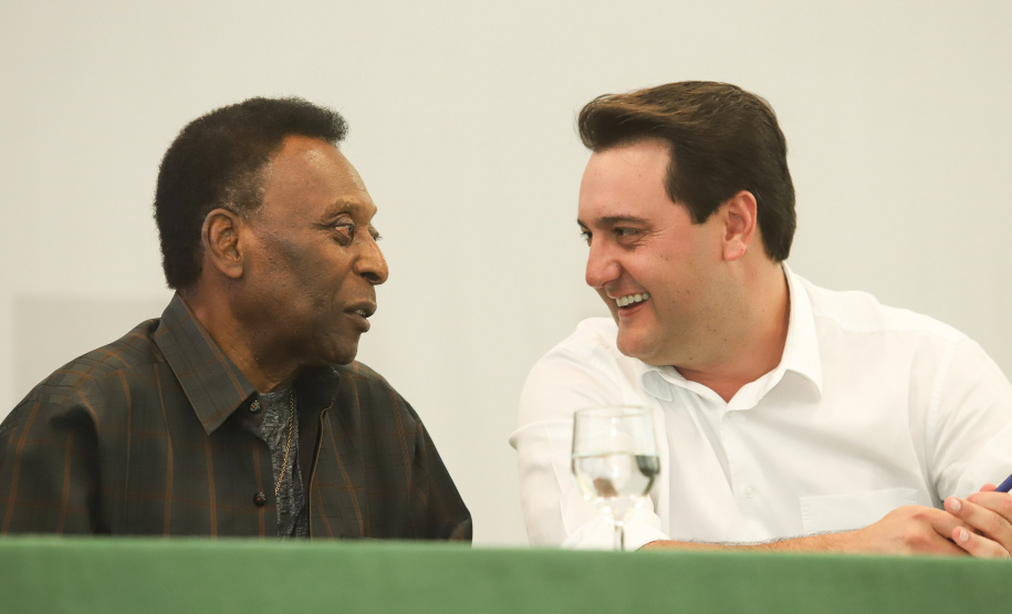 O governador Carlos Massa Ratinho Junior recebeu nesta quarta-feira (13), no Palácio Iguaçu, o campeão mundial de futebol Pelé. No evento, que contou com a presença de estudantes, atletas e ex-atletas, foram lançados a campanha Imposto Amigo do Esporte, do Governo do Estado, e o programa Esportivo Lúdico Educacional, de iniciativa de Pelé. - Curitiba, 13/03/2019 - Foto: Rodrigo Félix Leal/ANPr