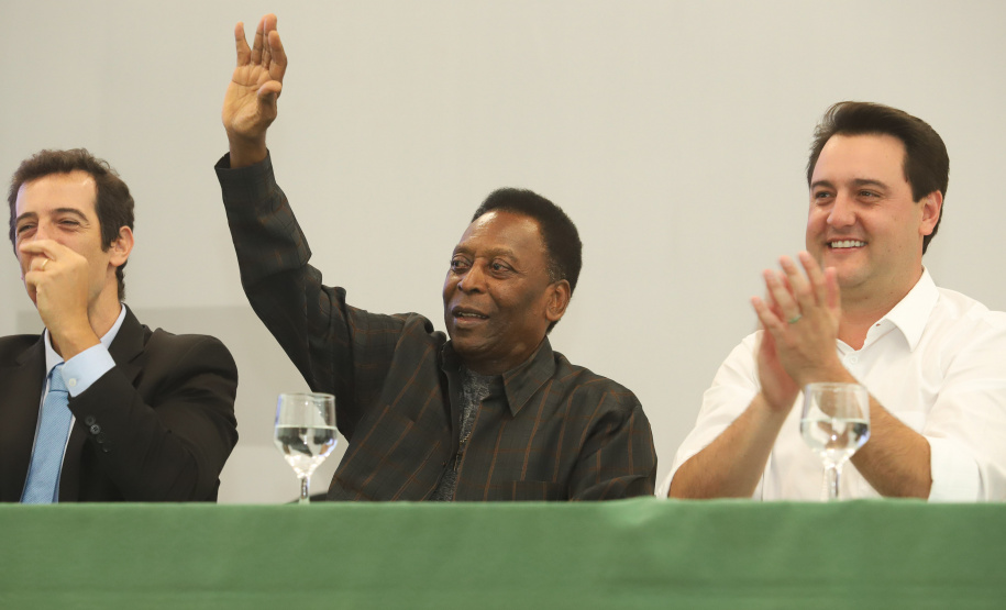 O governador Carlos Massa Ratinho Junior recebeu nesta quarta-feira (13), no Palácio Iguaçu, o campeão mundial de futebol Pelé. No evento, que contou com a presença de estudantes, atletas e ex-atletas, foram lançados a campanha Imposto Amigo do Esporte, do Governo do Estado, e o programa Esportivo Lúdico Educacional, de iniciativa de Pelé. - Curitiba, 13/03/2019 - Foto: Rodrigo Félix Leal/ANPr
