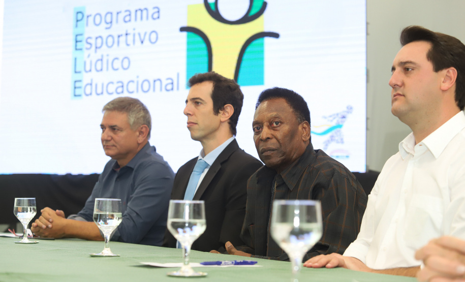O governador Carlos Massa Ratinho Junior recebeu nesta quarta-feira (13), no Palácio Iguaçu, o campeão mundial de futebol Pelé. No evento, que contou com a presença de estudantes, atletas e ex-atletas, foram lançados a campanha Imposto Amigo do Esporte, do Governo do Estado, e o programa Esportivo Lúdico Educacional, de iniciativa de Pelé. - Curitiba, 13/03/2019 - Foto: Rodrigo Félix Leal/ANPr