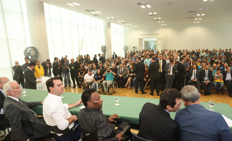 O governador Carlos Massa Ratinho Junior recebeu nesta quarta-feira (13), no Palácio Iguaçu, o campeão mundial de futebol Pelé. No evento, que contou com a presença de estudantes, atletas e ex-atletas, foram lançados a campanha Imposto Amigo do Esporte, do Governo do Estado, e o programa Esportivo Lúdico Educacional, de iniciativa de Pelé. - Curitiba, 13/03/2019 - Foto: Rodrigo Félix Leal/ANPr