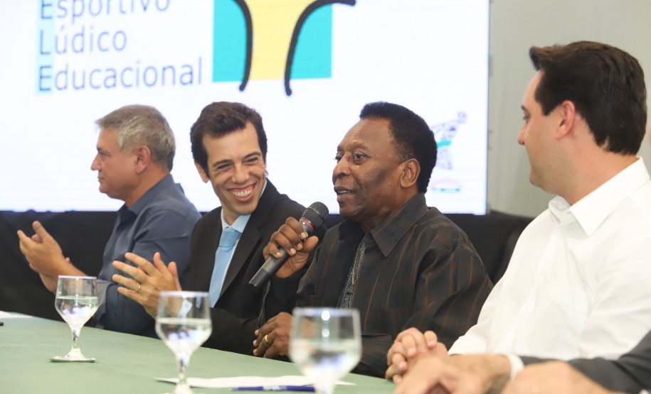 O governador Carlos Massa Ratinho Junior recebeu nesta quarta-feira (13), no Palácio Iguaçu, o campeão mundial de futebol Pelé. No evento, que contou com a presença de estudantes, atletas e ex-atletas, foram lançados a campanha Imposto Amigo do Esporte, do Governo do Estado, e o programa Esportivo Lúdico Educacional, de iniciativa de Pelé. - Curitiba, 13/03/2019 - Foto: Rodrigo Félix Leal/ANPr