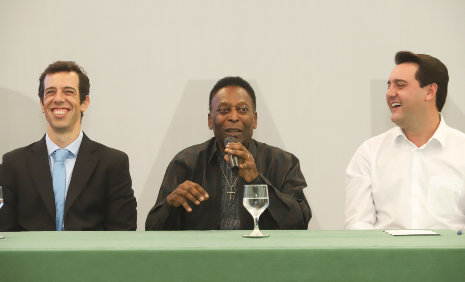 O governador Carlos Massa Ratinho Junior recebeu nesta quarta-feira (13), no Palácio Iguaçu, o campeão mundial de futebol Pelé. No evento, que contou com a presença de estudantes, atletas e ex-atletas, foram lançados a campanha Imposto Amigo do Esporte, do Governo do Estado, e o programa Esportivo Lúdico Educacional, de iniciativa de Pelé. - Curitiba, 13/03/2019 - Foto: Rodrigo Félix Leal/ANPr