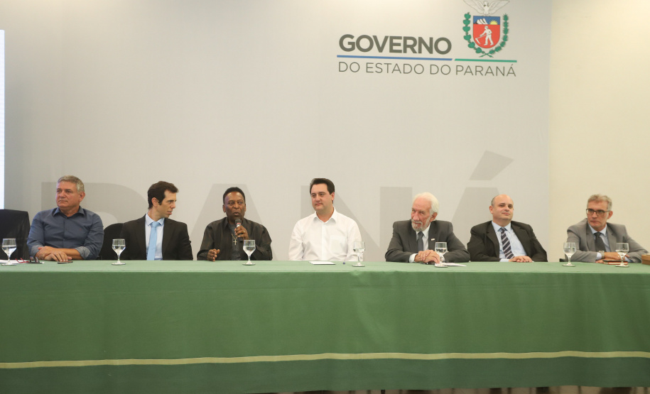 O governador Carlos Massa Ratinho Junior recebeu nesta quarta-feira (13), no Palácio Iguaçu, o campeão mundial de futebol Pelé. No evento, que contou com a presença de estudantes, atletas e ex-atletas, foram lançados a campanha Imposto Amigo do Esporte, do Governo do Estado, e o programa Esportivo Lúdico Educacional, de iniciativa de Pelé. - Curitiba, 13/03/2019 - Foto: Rodrigo Félix Leal/ANPr