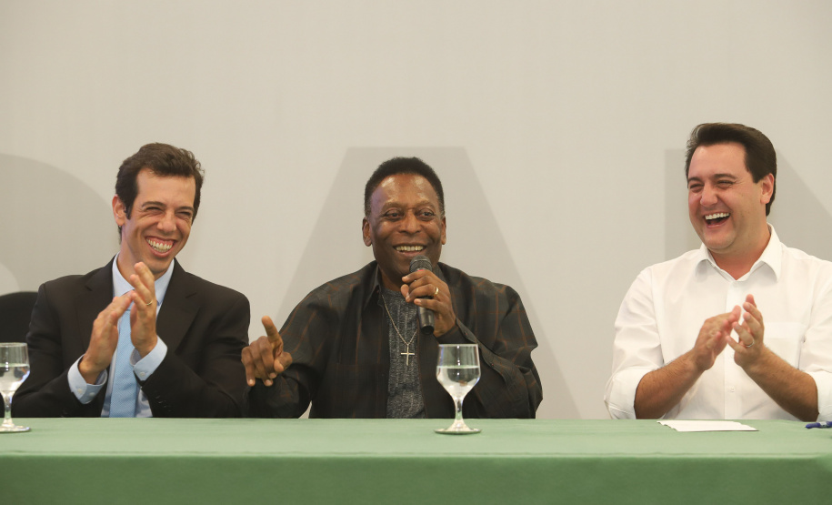 O governador Carlos Massa Ratinho Junior recebeu nesta quarta-feira (13), no Palácio Iguaçu, o campeão mundial de futebol Pelé. No evento, que contou com a presença de estudantes, atletas e ex-atletas, foram lançados a campanha Imposto Amigo do Esporte, do Governo do Estado, e o programa Esportivo Lúdico Educacional, de iniciativa de Pelé. - Curitiba, 13/03/2019 - Foto: Rodrigo Félix Leal/ANPr