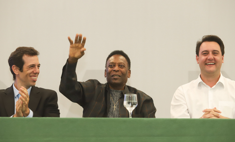 O governador Carlos Massa Ratinho Junior recebeu nesta quarta-feira (13), no Palácio Iguaçu, o campeão mundial de futebol Pelé. No evento, que contou com a presença de estudantes, atletas e ex-atletas, foram lançados a campanha Imposto Amigo do Esporte, do Governo do Estado, e o programa Esportivo Lúdico Educacional, de iniciativa de Pelé. - Curitiba, 13/03/2019 - Foto: Rodrigo Félix Leal/ANPr