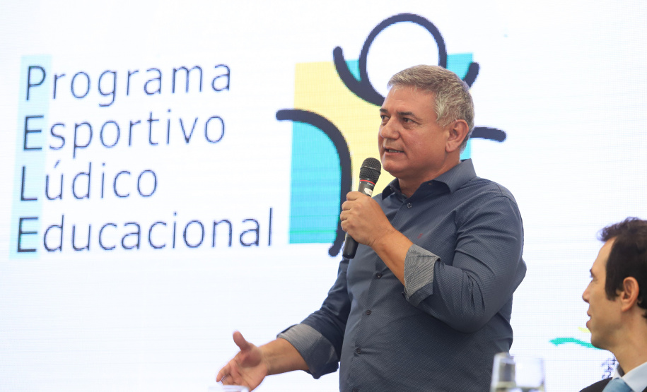 O governador Carlos Massa Ratinho Junior recebeu nesta quarta-feira (13), no Palácio Iguaçu, o campeão mundial de futebol Pelé. No evento, que contou com a presença de estudantes, atletas e ex-atletas, foram lançados a campanha Imposto Amigo do Esporte, do Governo do Estado, e o programa Esportivo Lúdico Educacional, de iniciativa de Pelé. - Curitiba, 13/03/2019 - Foto: Rodrigo Félix Leal/ANPr