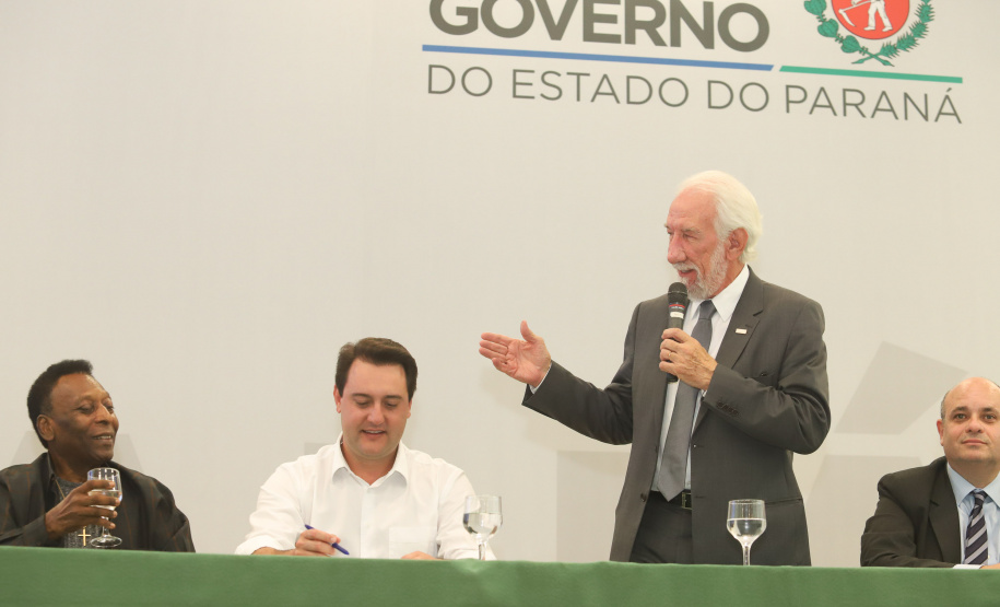 O governador Carlos Massa Ratinho Junior recebeu nesta quarta-feira (13), no Palácio Iguaçu, o campeão mundial de futebol Pelé. No evento, que contou com a presença de estudantes, atletas e ex-atletas, foram lançados a campanha Imposto Amigo do Esporte, do Governo do Estado, e o programa Esportivo Lúdico Educacional, de iniciativa de Pelé. - Curitiba, 13/03/2019 - Foto: Rodrigo Félix Leal/ANPr