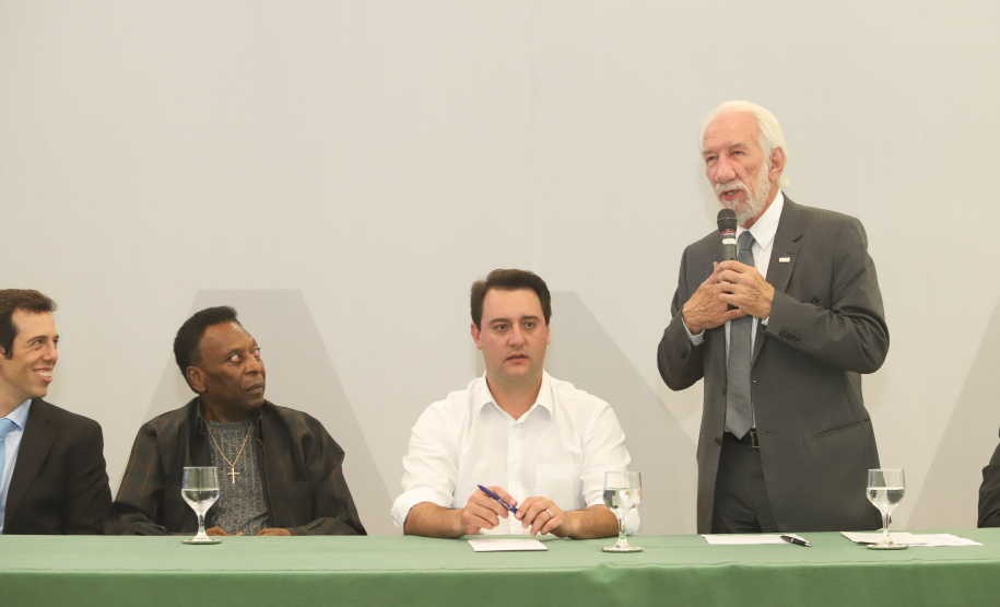 O governador Carlos Massa Ratinho Junior recebeu nesta quarta-feira (13), no Palácio Iguaçu, o campeão mundial de futebol Pelé. No evento, que contou com a presença de estudantes, atletas e ex-atletas, foram lançados a campanha Imposto Amigo do Esporte, do Governo do Estado, e o programa Esportivo Lúdico Educacional, de iniciativa de Pelé. - Curitiba, 13/03/2019 - Foto: Rodrigo Félix Leal/ANPr
