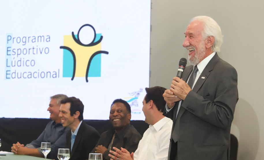 O governador Carlos Massa Ratinho Junior recebeu nesta quarta-feira (13), no Palácio Iguaçu, o campeão mundial de futebol Pelé. No evento, que contou com a presença de estudantes, atletas e ex-atletas, foram lançados a campanha Imposto Amigo do Esporte, do Governo do Estado, e o programa Esportivo Lúdico Educacional, de iniciativa de Pelé. - Curitiba, 13/03/2019 - Foto: Rodrigo Félix Leal/ANPr